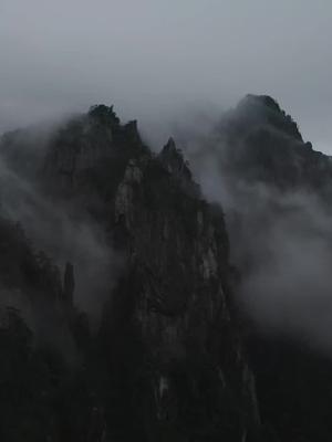 [图]雨后的黄山，群峰在云雾中若隐若现，宛如一幅幅水墨画卷。