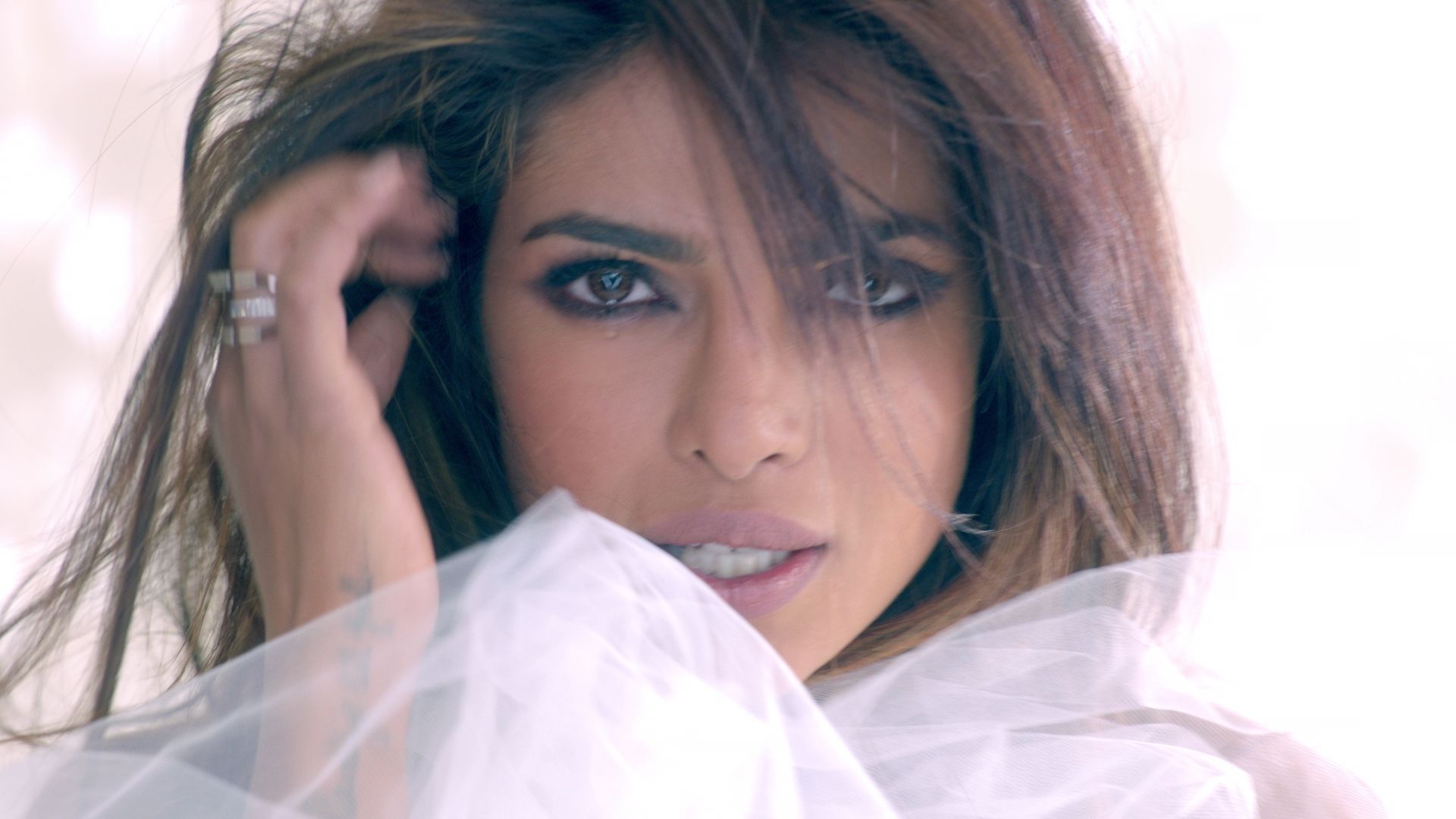 [图]I Can’t Make You Love Me - Priyanka Chopra