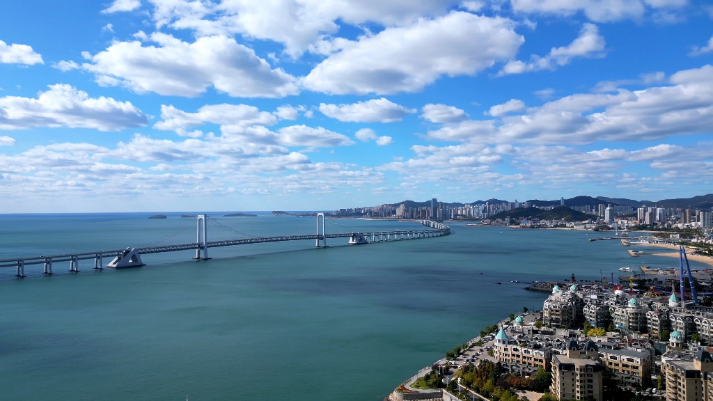 大连莲花山航拍一方城堡和跨海大桥,景色绝美