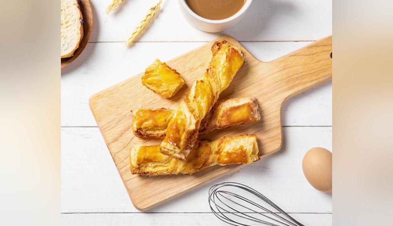 来一口甜甜的奶油松瓤卷酥!