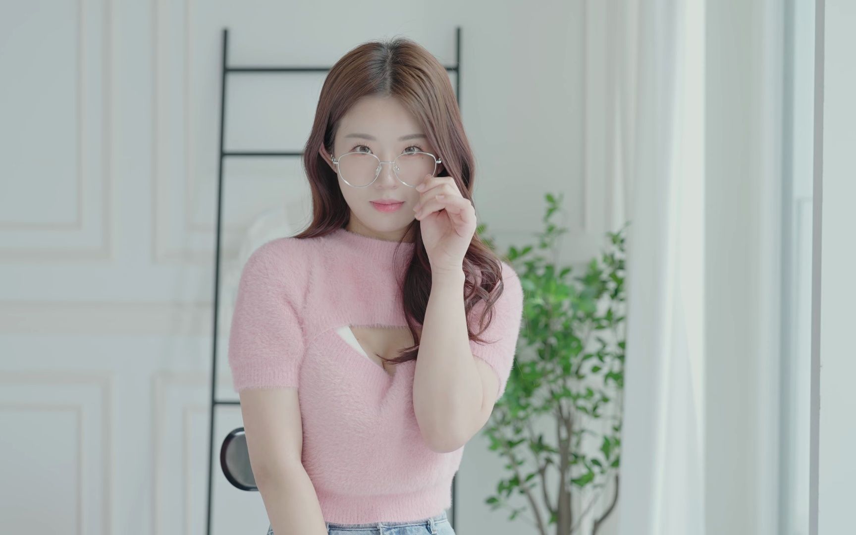 试戴眼镜的小姐姐