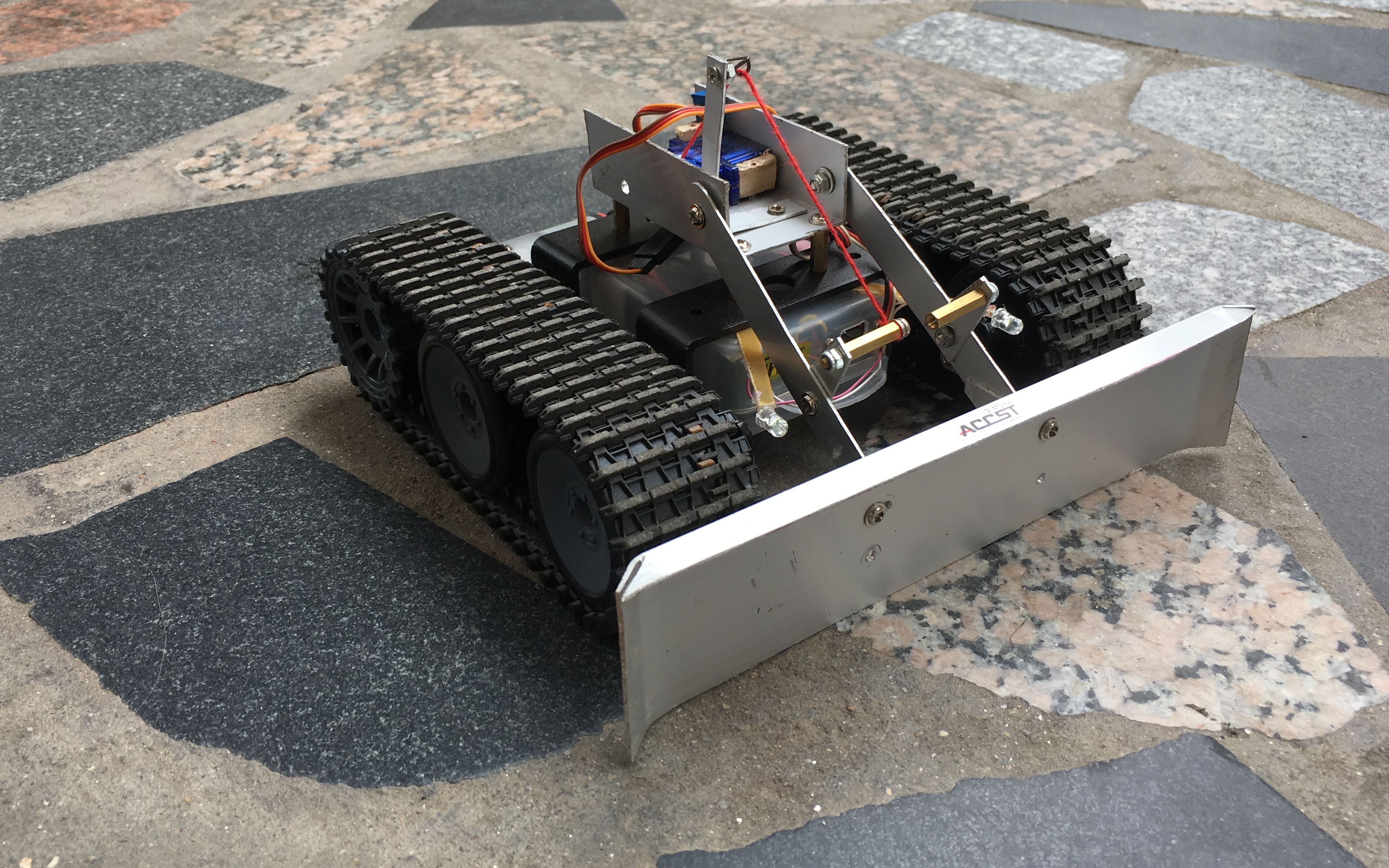 一个履带车底盘