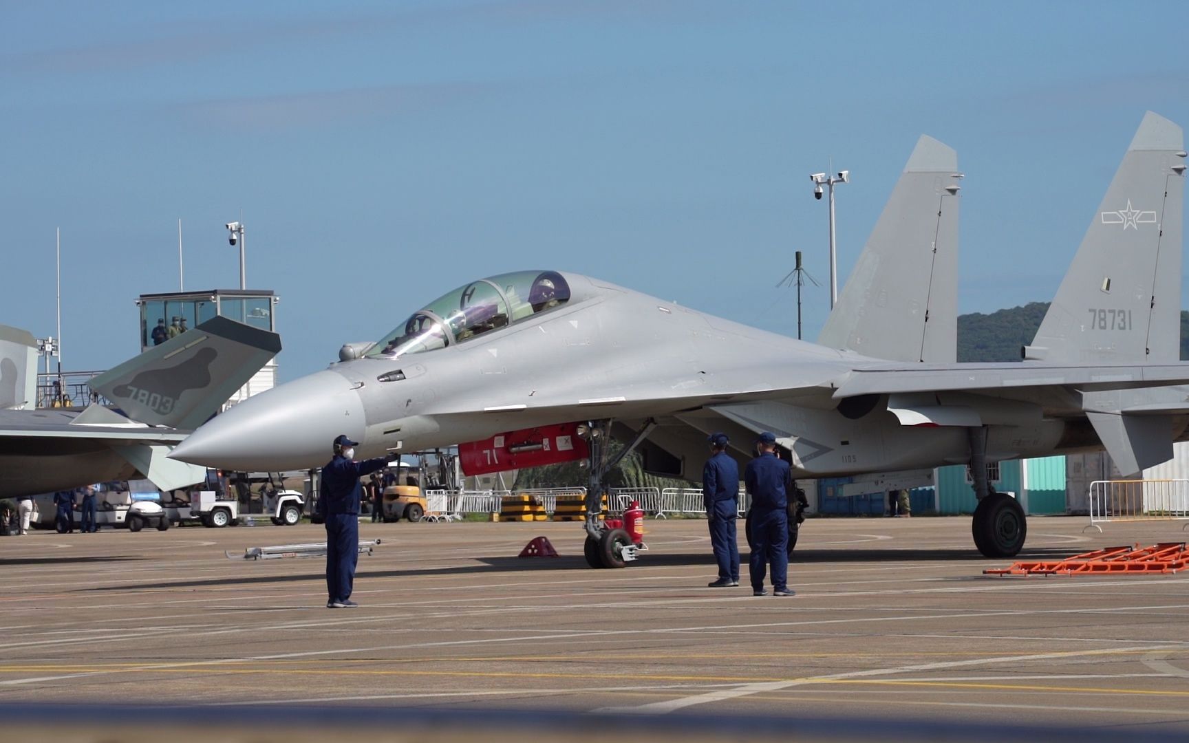 2022珠海航展公众日day1---歼16d滑行离场准备表演