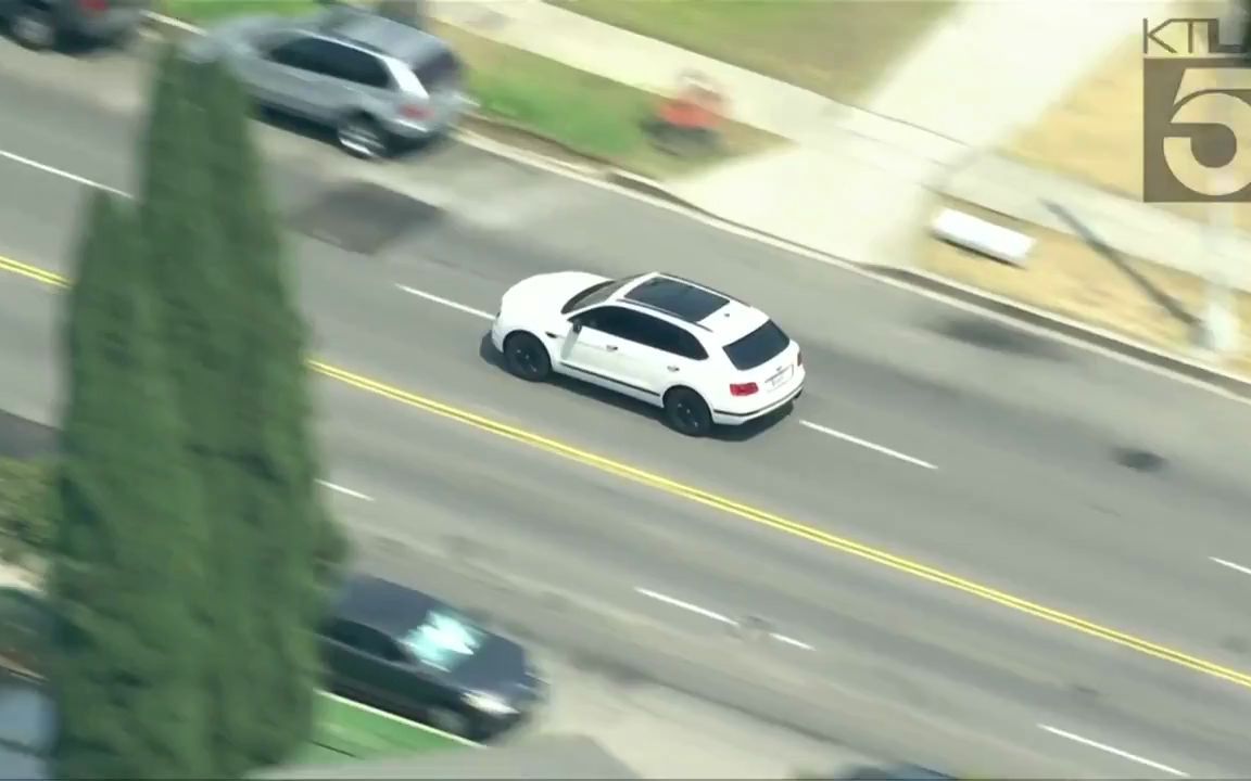 [图]Shooting suspect in custody after police pursuit in Mid-Wilshire area of Los Ang