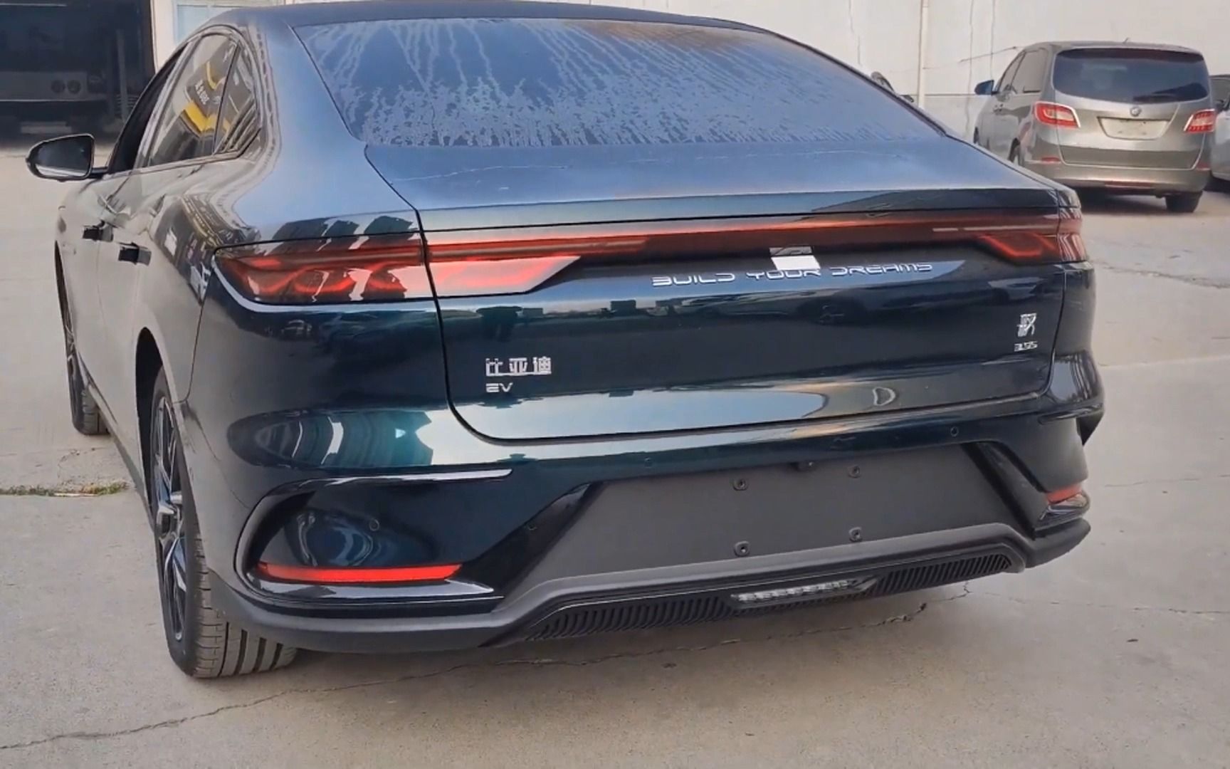 比亚迪汉这款电车算得上是一个里程碑车型,因为它才让消费者更加认识