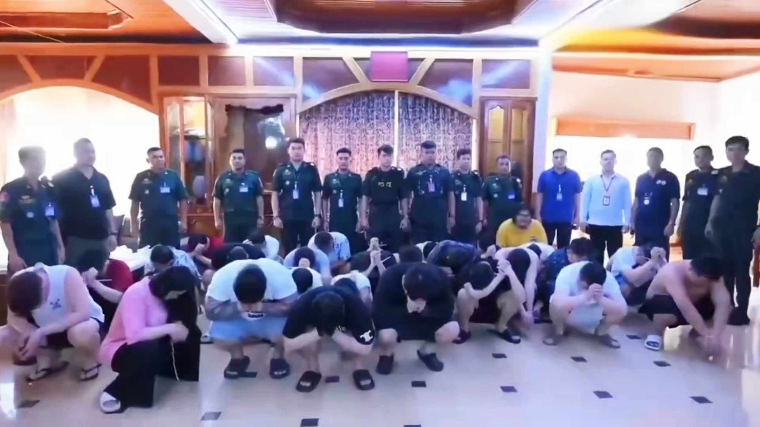现场画面：柬埔寨西港警方突击行动，抓获34名涉网络诈骗人员