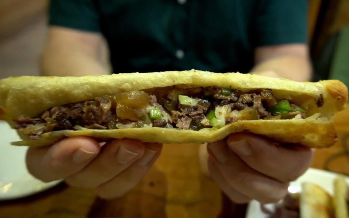 天上龙肉,地下驴肉,外国情侣首次尝试驴肉汉堡包,出乎意料地真香