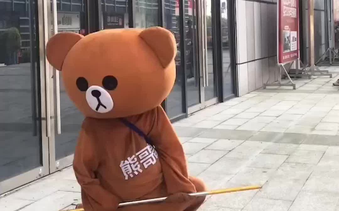 网红熊竟然想坐霸王车,熊熊这下摔了个狗吃屎,布朗熊让你再皮!