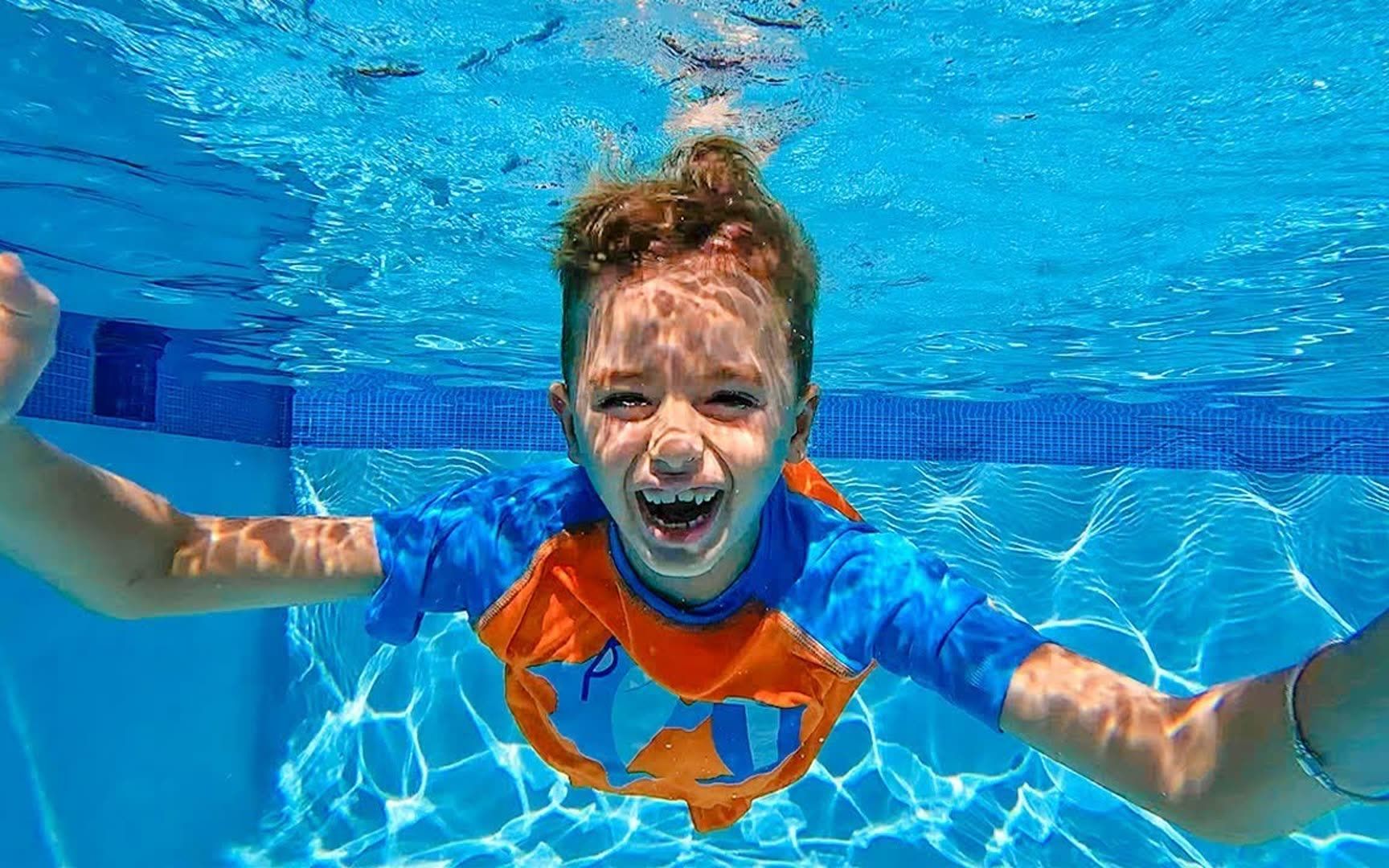 外国小孩游泳图片