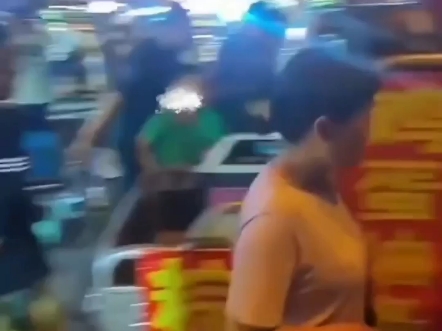 山东高密搜 一夜市发生惨烈命案,一男子挥刀砍向对方