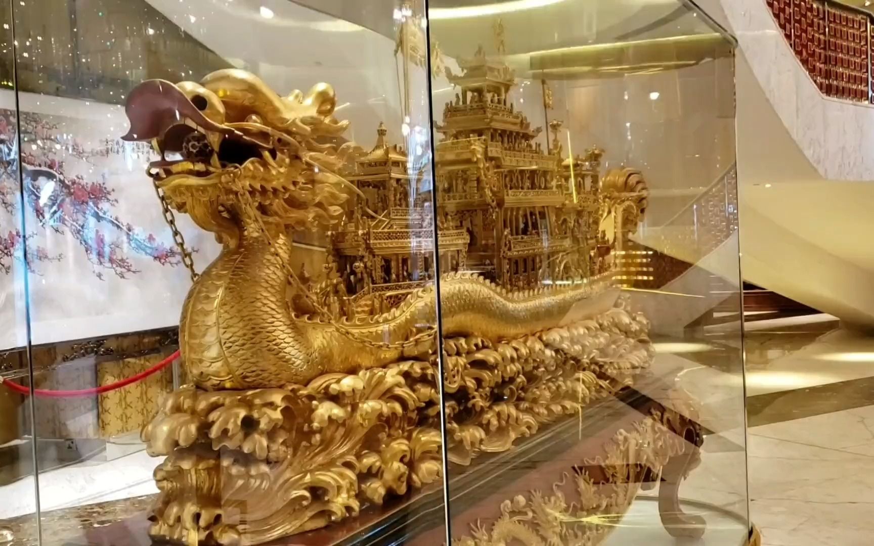 实拍赌王何鸿燊的惊天收藏,100公斤的纯黄金龙船,让人叹为观止_哔哩