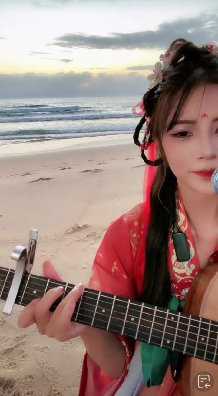 小半吉他弹唱才艺主播弹琴的花花陈粒