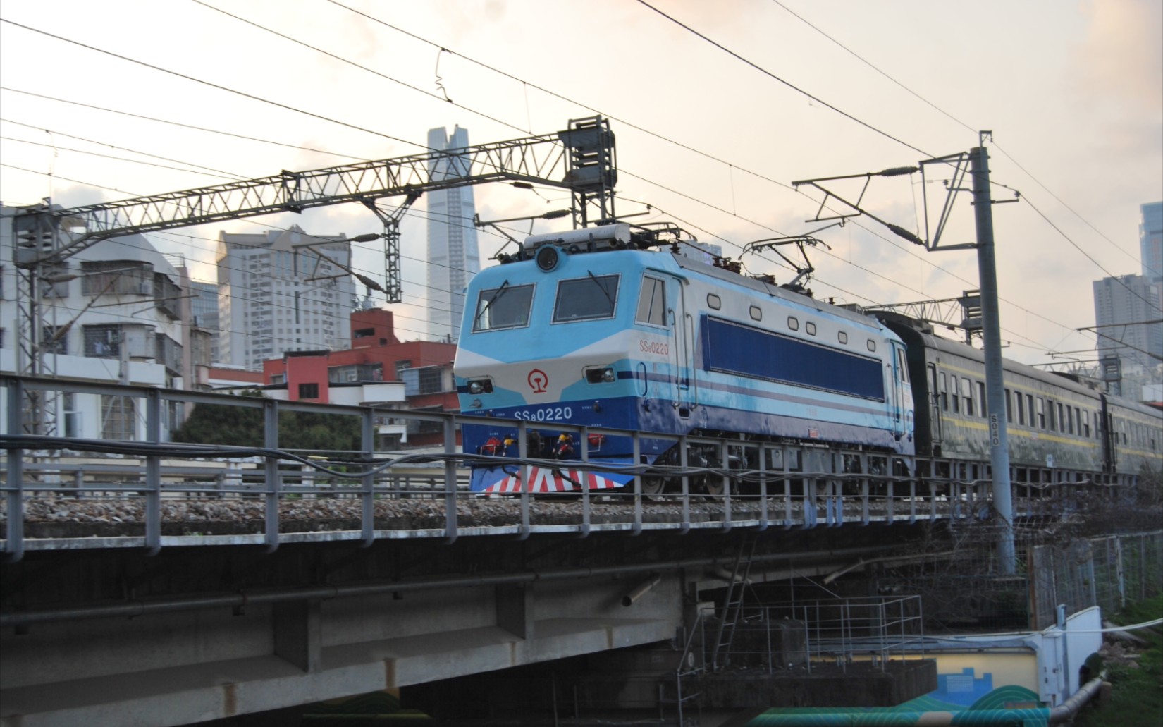 【广深铁路】ss8-0220牵引0k9275 深圳至益阳