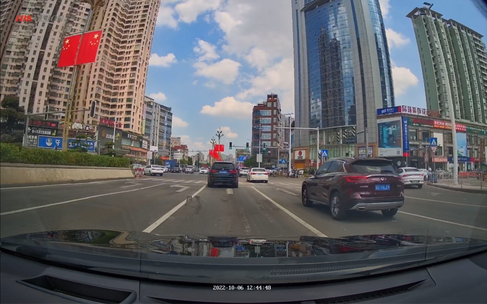 国庆节的常平大道街景