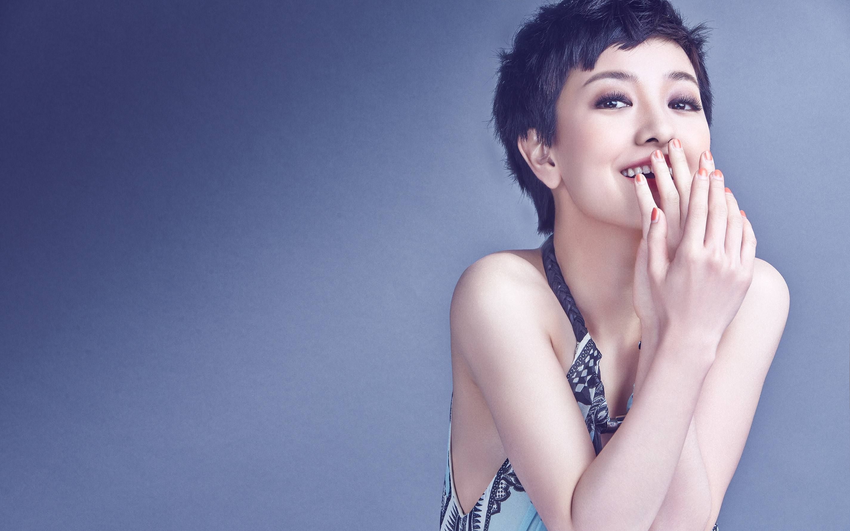 阿肆郭采洁世界上的另一个我上一秒和女朋友互道晚安下一秒在王者峡谷