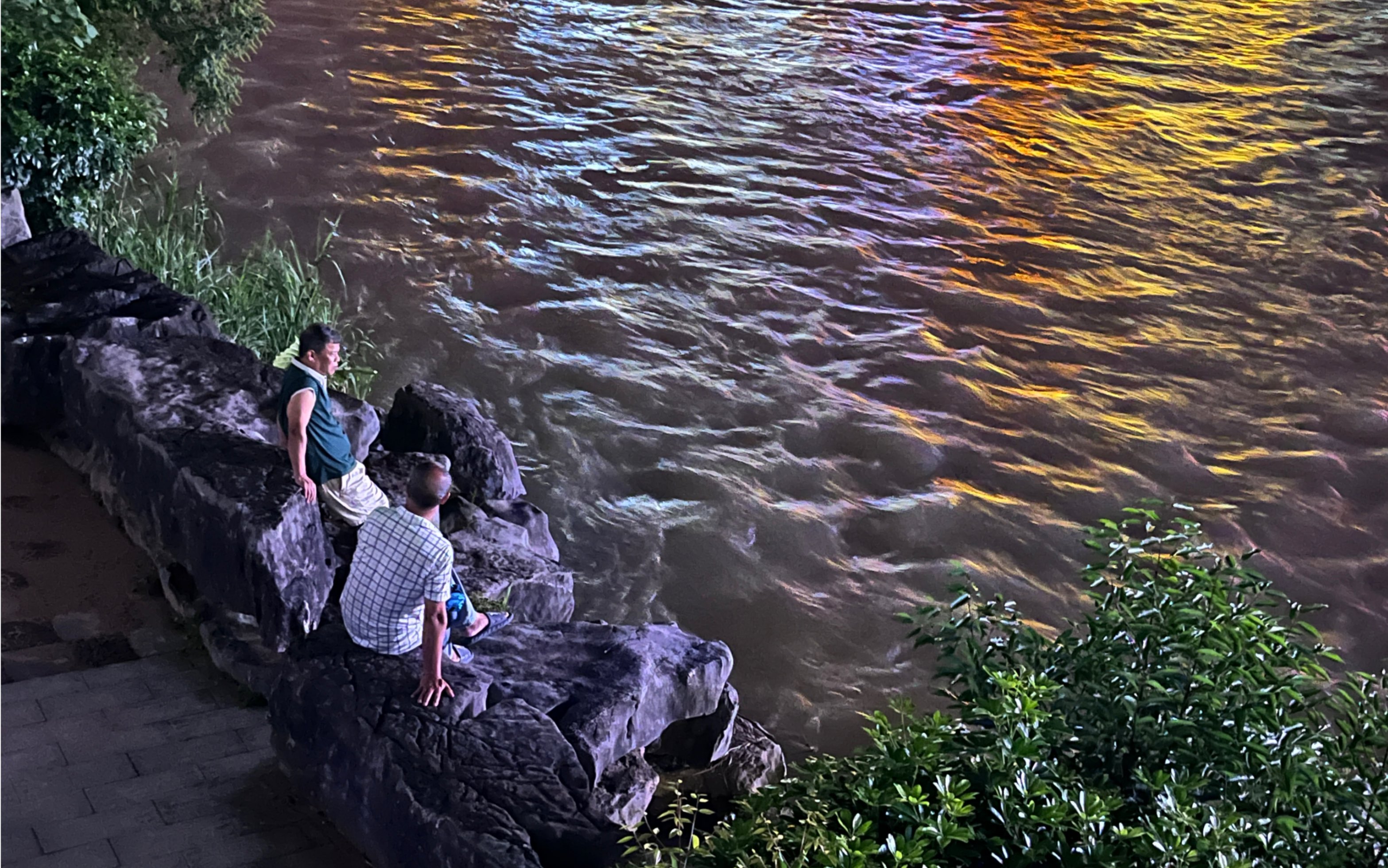 夏天的夜晚一起去江边散步吧