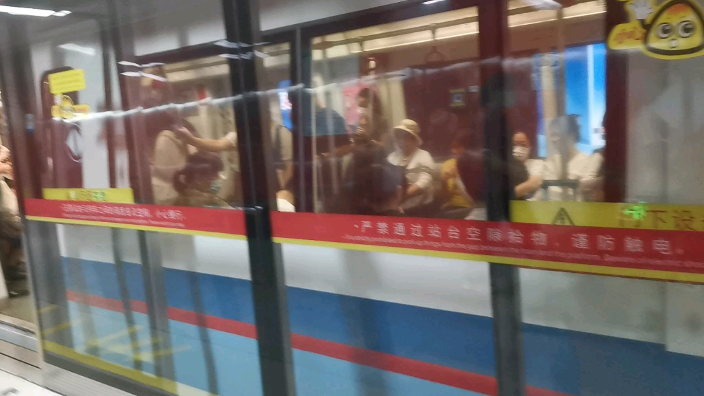 广州地铁5号线动物园出站,该地铁往黄埔新城方向
