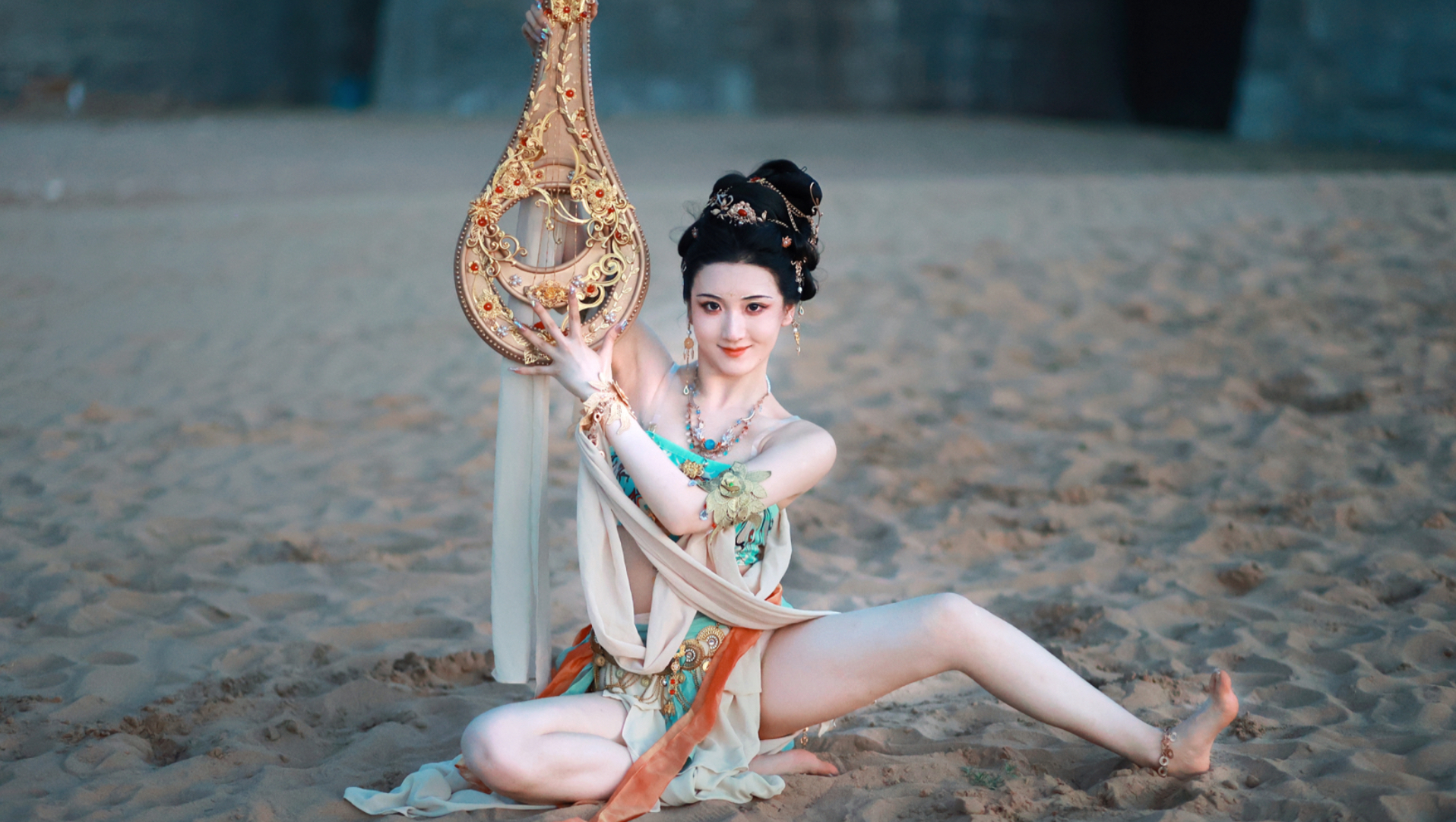 鸿音门派，敦煌入梦。美人不是凡胎生 ，应是仙器灵长成