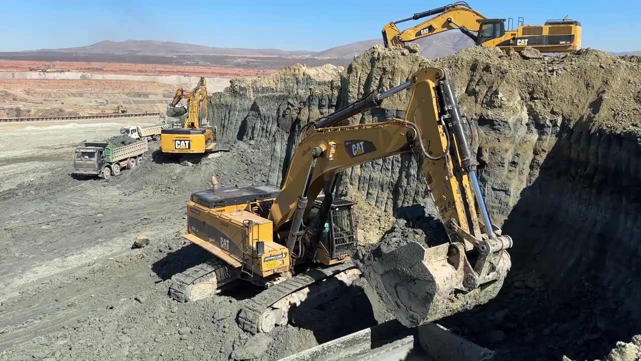 "三台卡特彼勒 385c 和利勃海尔 974 挖掘机装载卡车 sotiriadisla