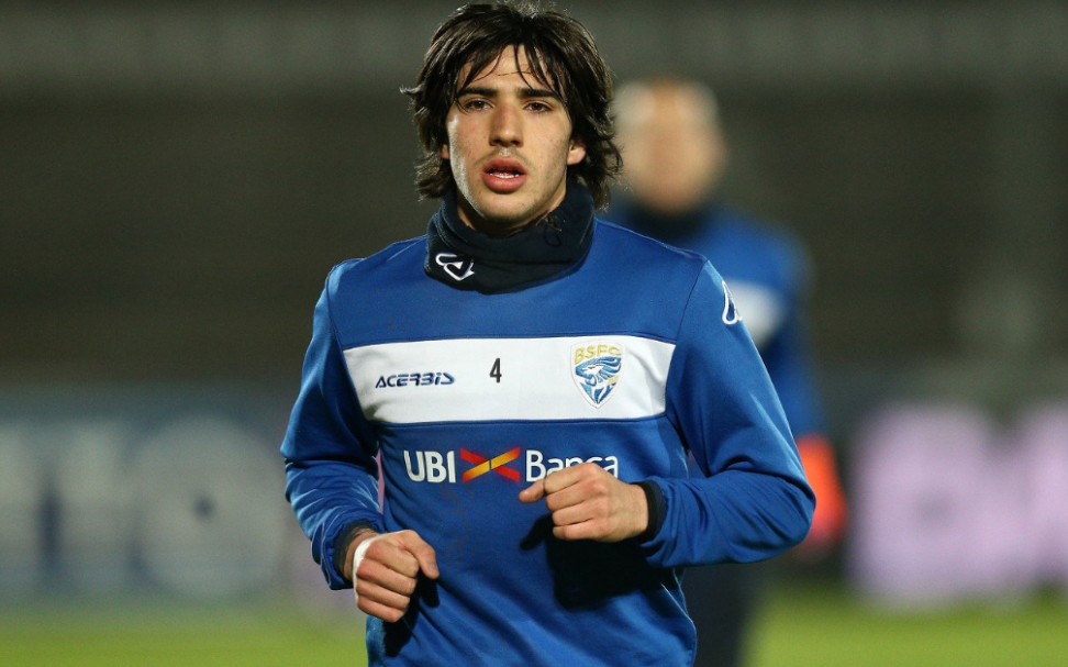 右脚中场桑德罗托纳利布雷西亚的天才少年