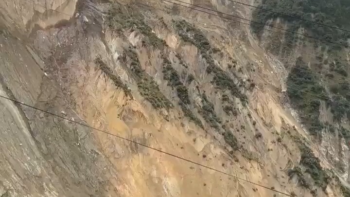 尼泊尔整座山体崩塌进河里