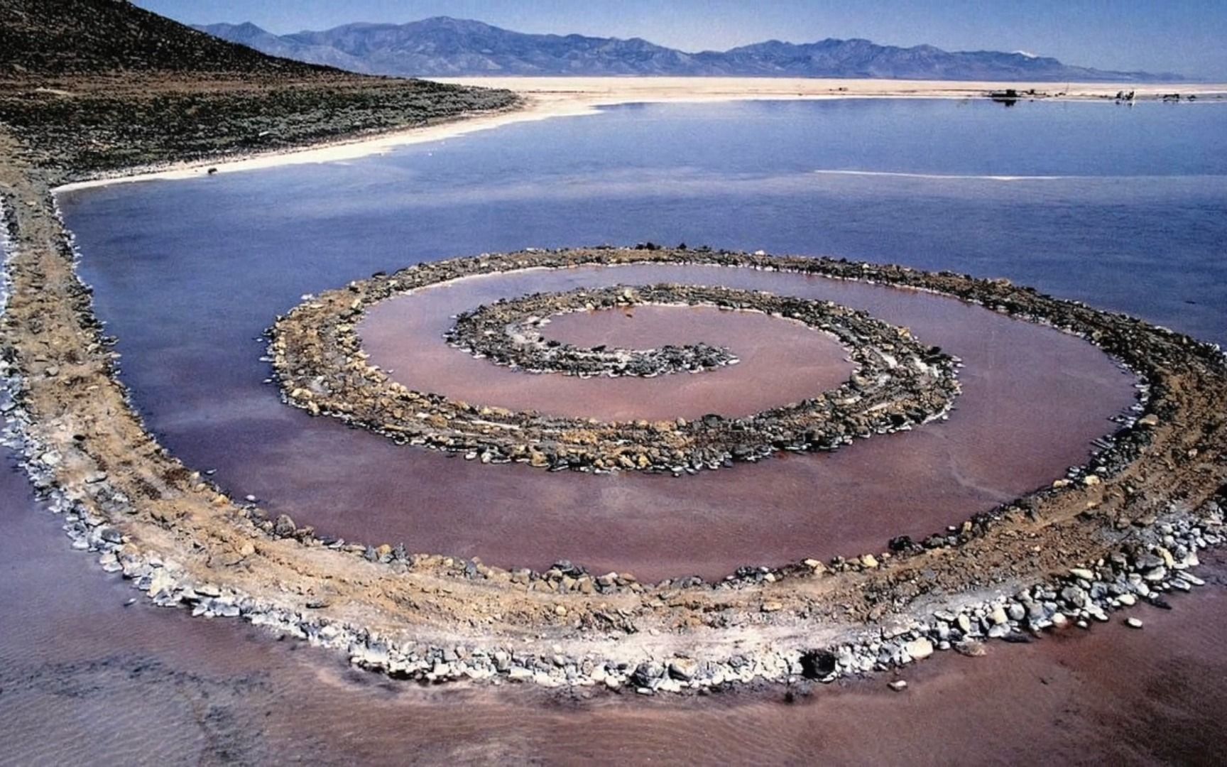 艺术解读——罗伯特·史密森《螺旋形的防波堤》,带你了解大地艺术