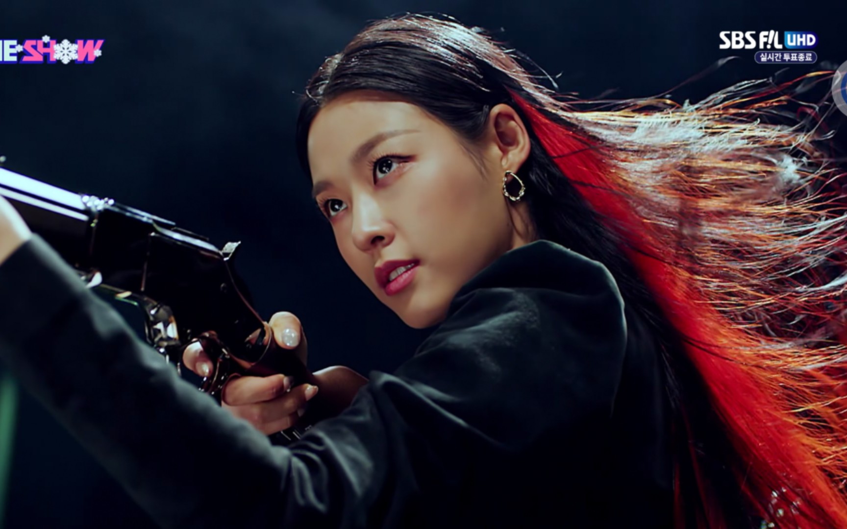 aoa - 不怕雪炫长的靓,就怕雪炫提着枪