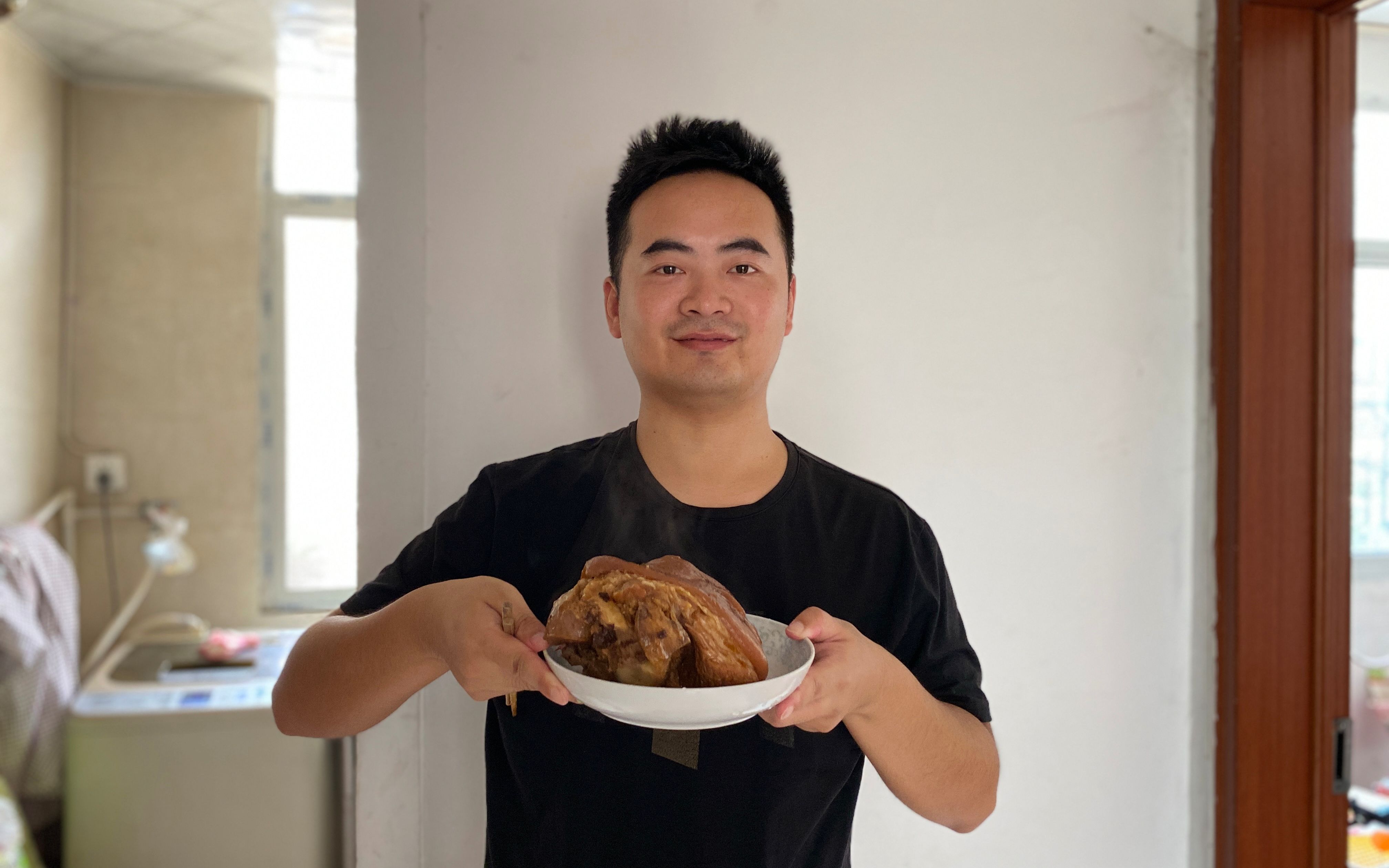 小靳今天做个肘子,做到一半她娘仨来蹭饭,怎么防止她们来蹭饭呢?