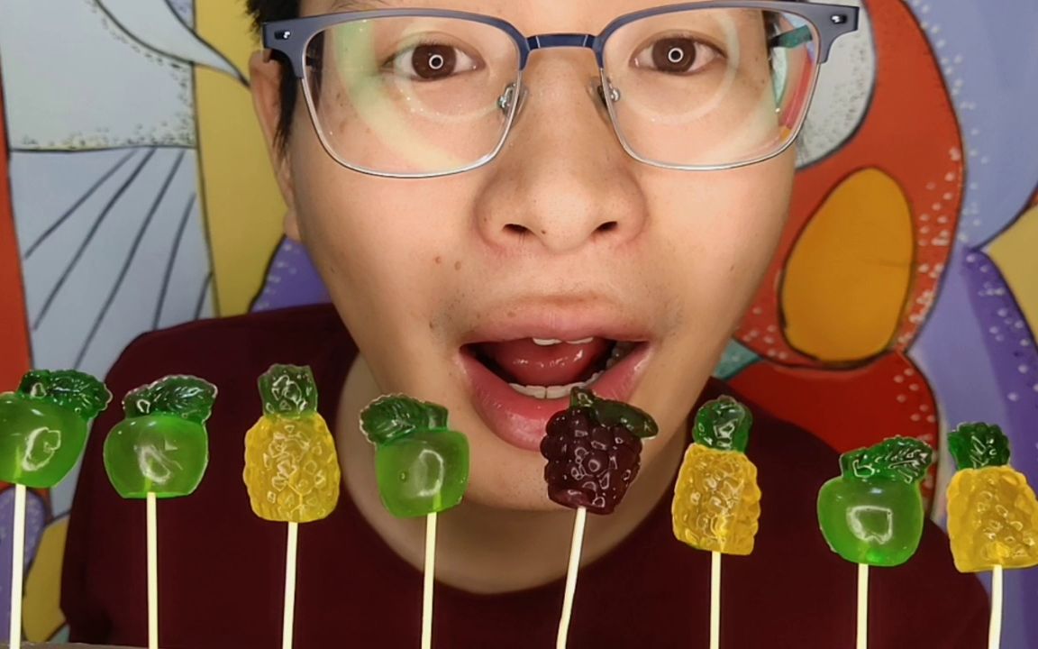 眼镜哥吃"趣味水果软糖",造型逼真好可爱,q弹甜蜜果味浓