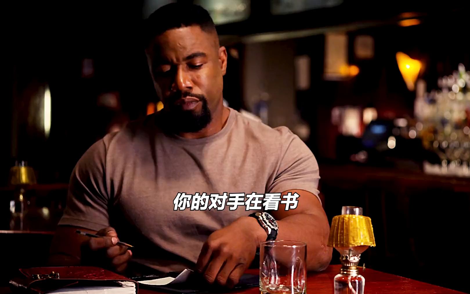 你的对手在看书,你的情敌在练刀,你的兄弟在健身房挥汗如雨,隔壁老王