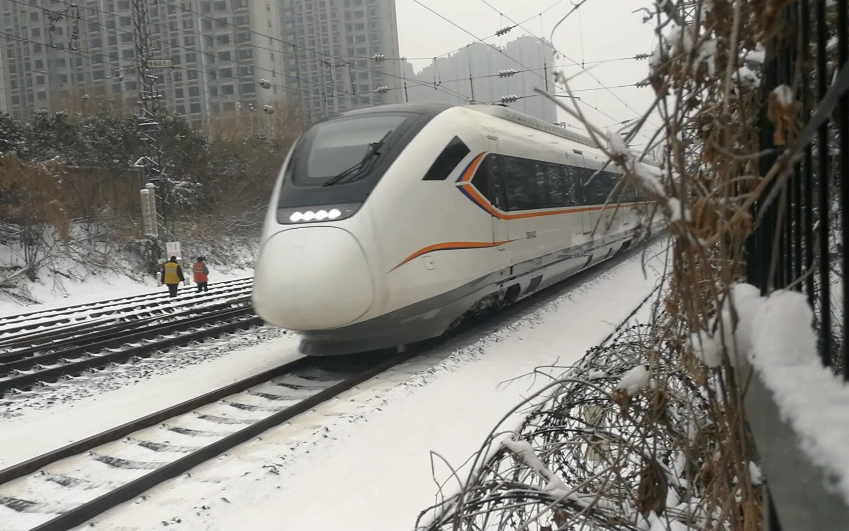 【雪天拍火车】郑焦城际crh6a高速通过