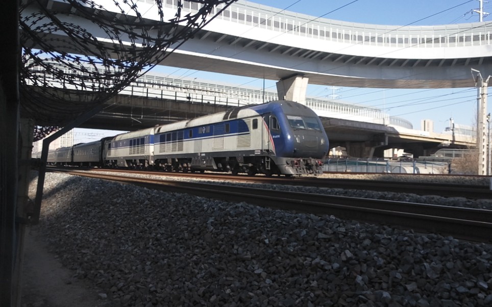 k7591次列车通过沈铁火车头佳园