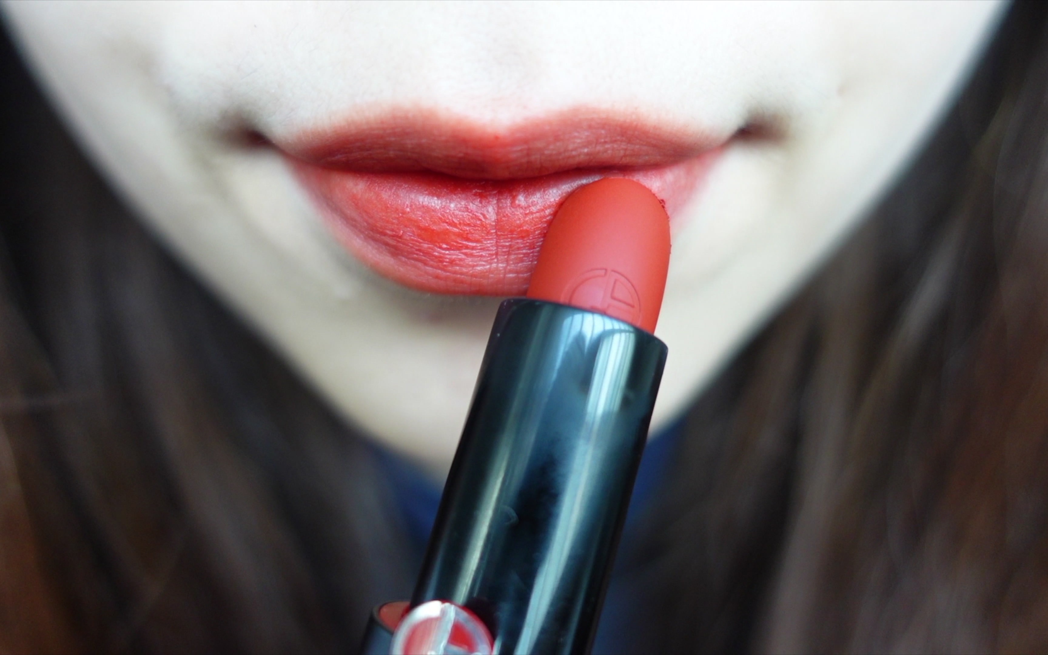 阿玛尼红黑管405|显白|哑光口红|4k无滤镜口红试色_哔哩哔哩 (゜-゜)