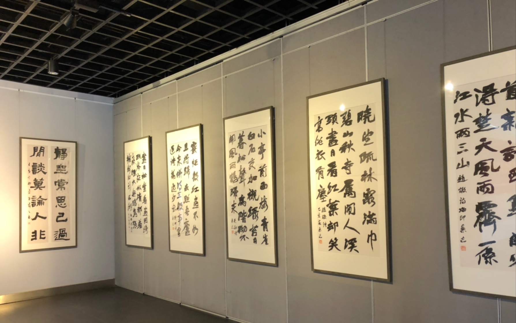 书画展览*王希孟·  千里江山图>>.