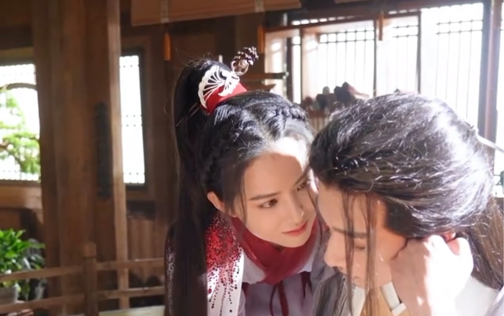 武林有侠气花絮:黄日莹吻李宏毅脸颊