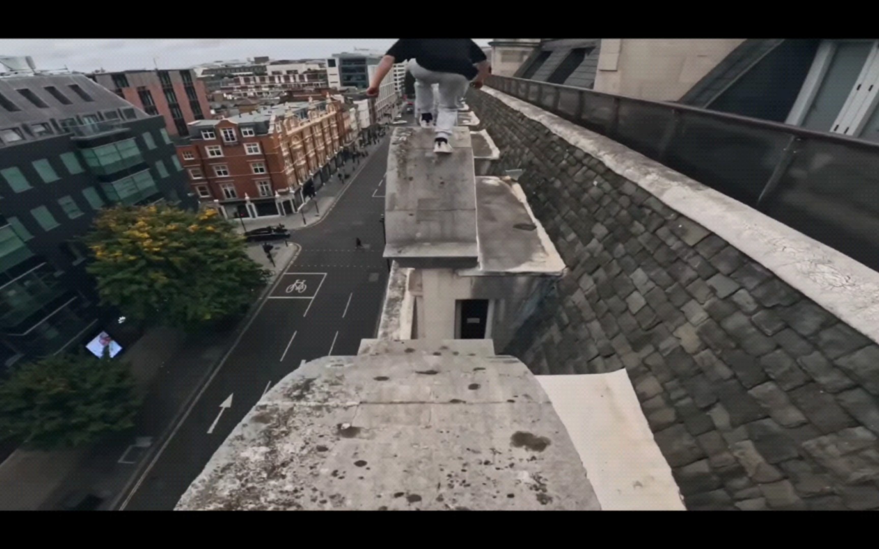 屋顶"超人"横空出世?伦敦跑酷大神闹翻天!