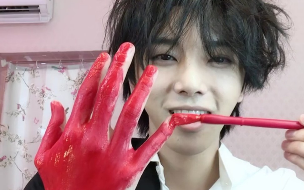 华飒飒竟然化身美妆博主?