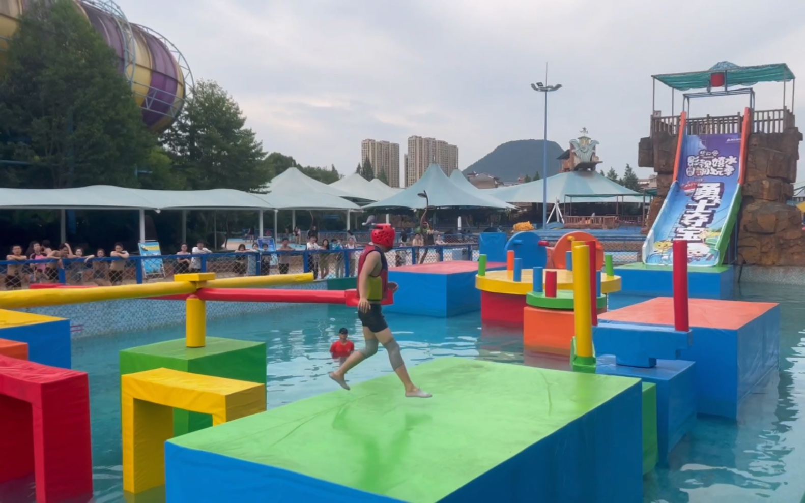 现场观看水上闯关节目,闯关成功有奖品,看有没有顺利通过的