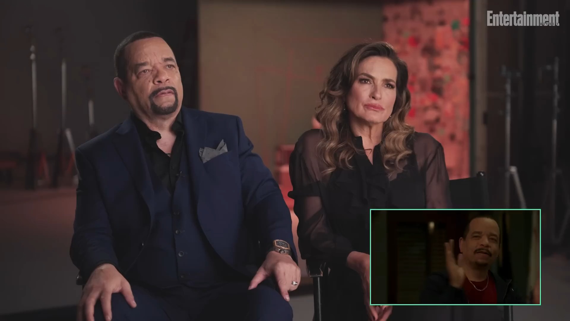 Mariska Hargitay Review SVU Scenes with IceT on Entertainment Weekly 2024哔哩哔哩bilibili