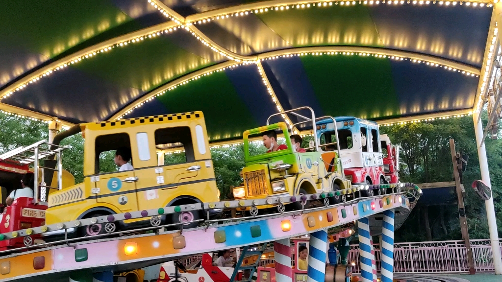 天津方特欢乐世界儿童爬山车