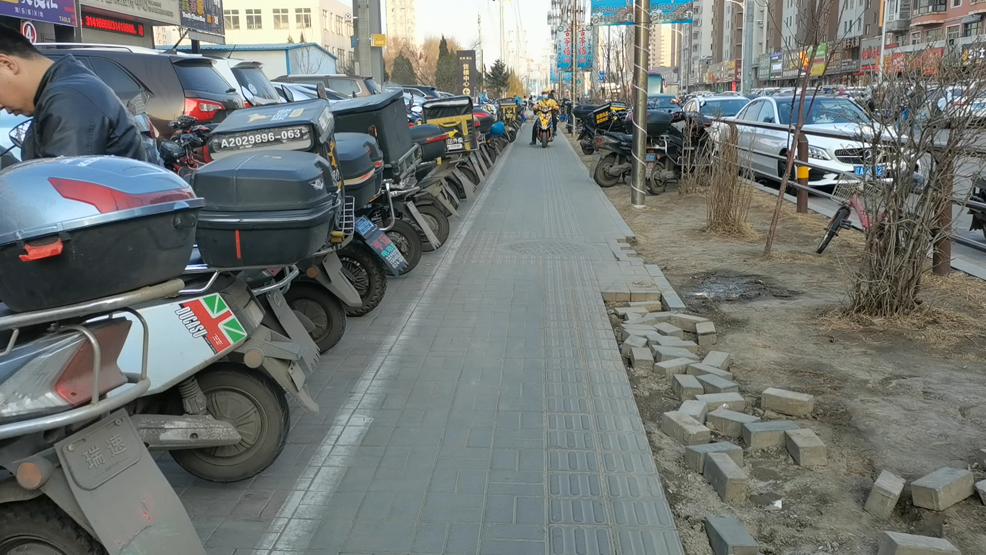 人间烟火之一少不了的外卖小哥和路边摊