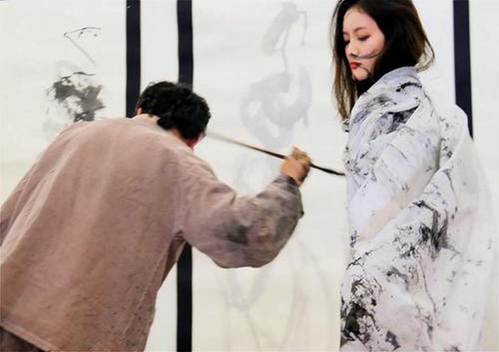 90后美女蒋涵萱的人体书法,这真的是艺术吗?