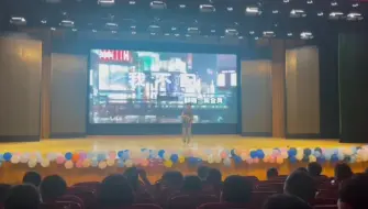 Download Video: 在毕业典礼上唱《我不配》会发生什么.....