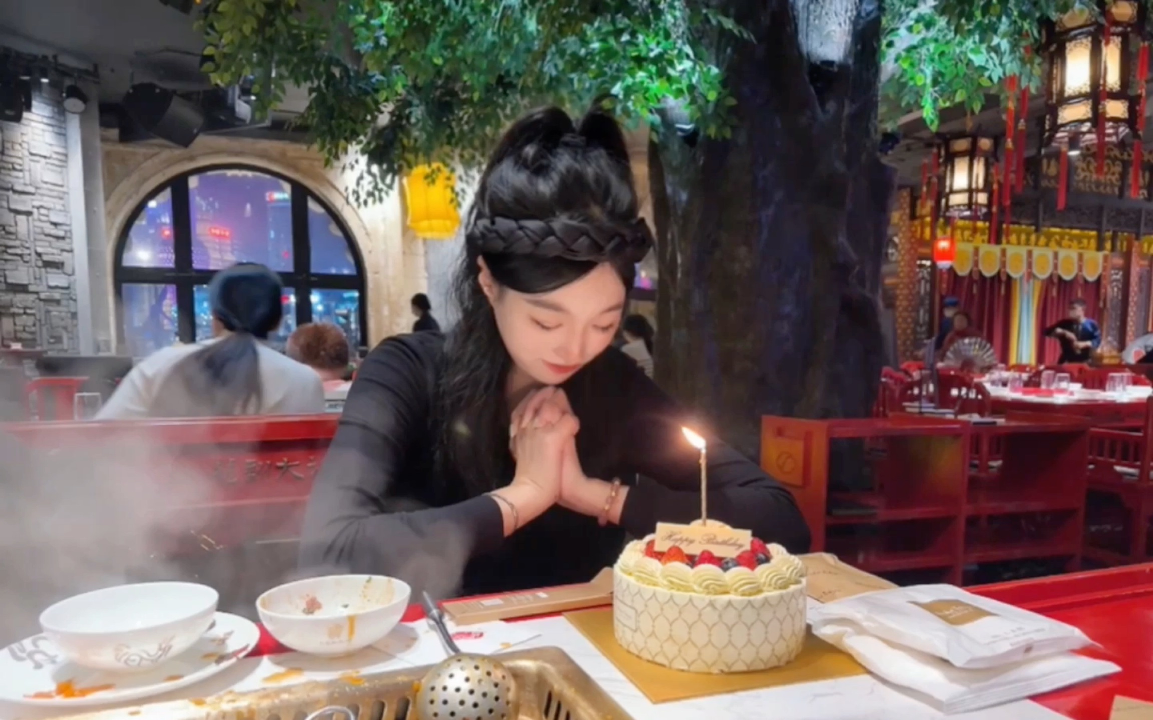 [图]【幸会打开新一岁的剧本｜祝自己生日快乐】去吃了小龙翻大江火锅hhh女孩子的年龄保密哦～