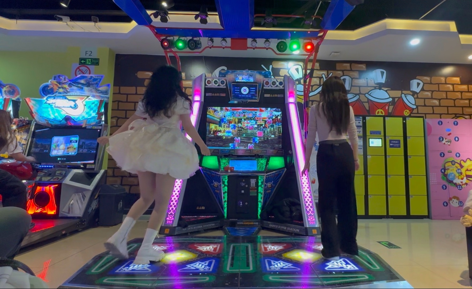 跳舞机三个女人一台戏 竞速情侣和闺蜜的简单配合