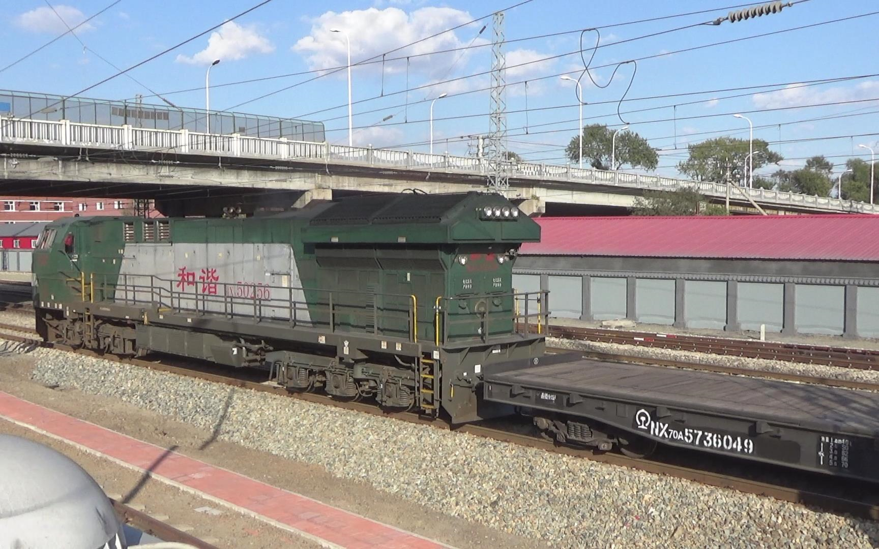 hxn50256 40973次摘挂列车(全列空nx70型平车)进平齐线齐北场 2018.