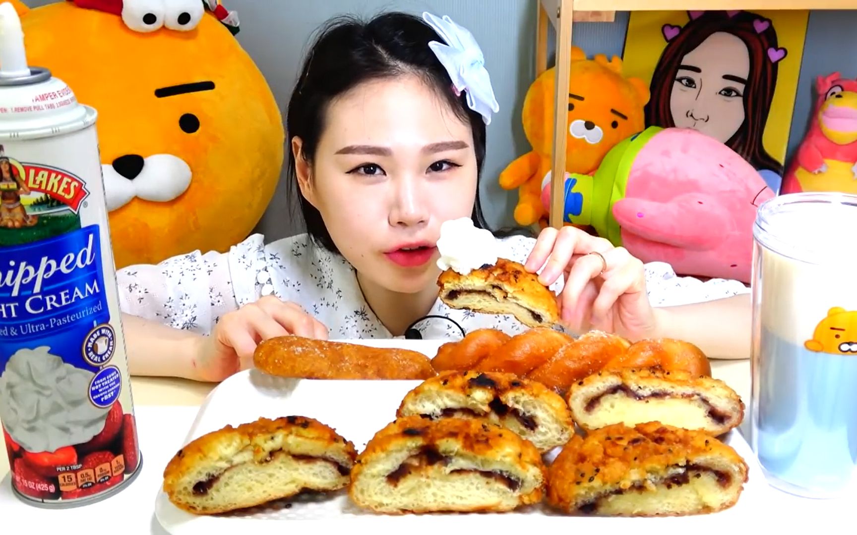 韩国吃播卡妹油炸大豆甜米甜甜圈椒盐脆饼淡奶油