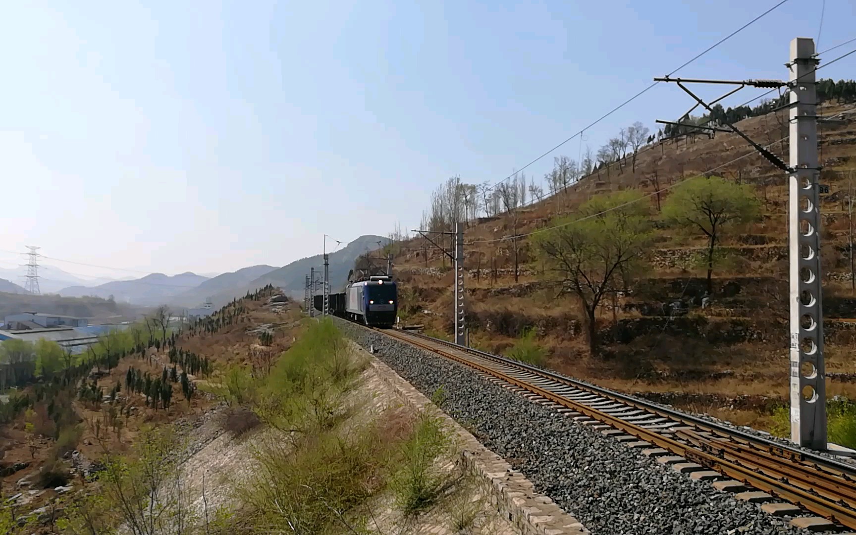 辛泰线货列35008即将驶上谢家店大桥