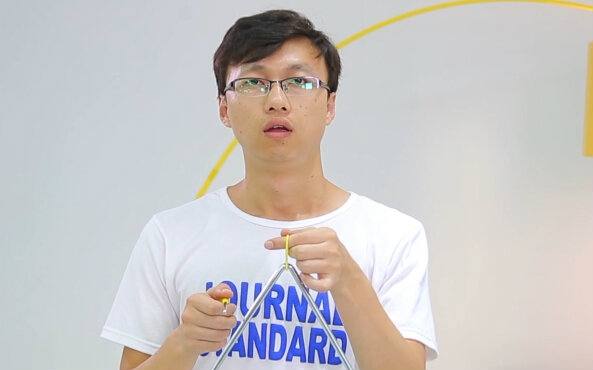 一个魔性的三角铁演奏,小哥太呆萌了!