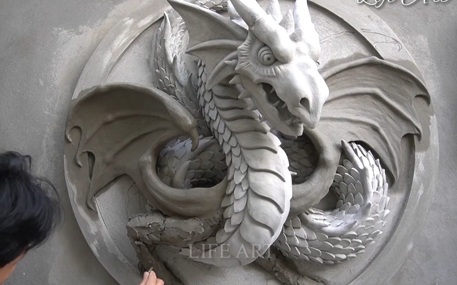 用水泥制作龙的浮雕,太逼真了吧!